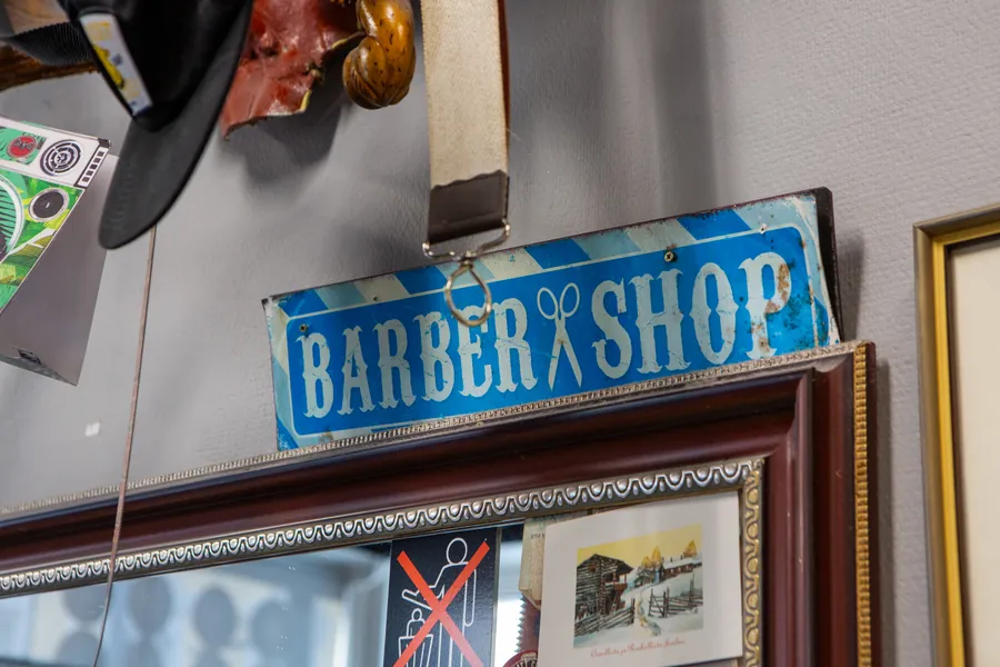 Sininen Barber Shop -kyltti liikkeen sein&auml;ll&auml;