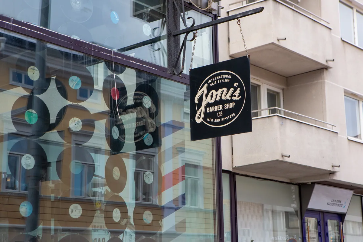 Joni&rsquo;s Barber Shopin ikkuna ja kyltti Isokadulla